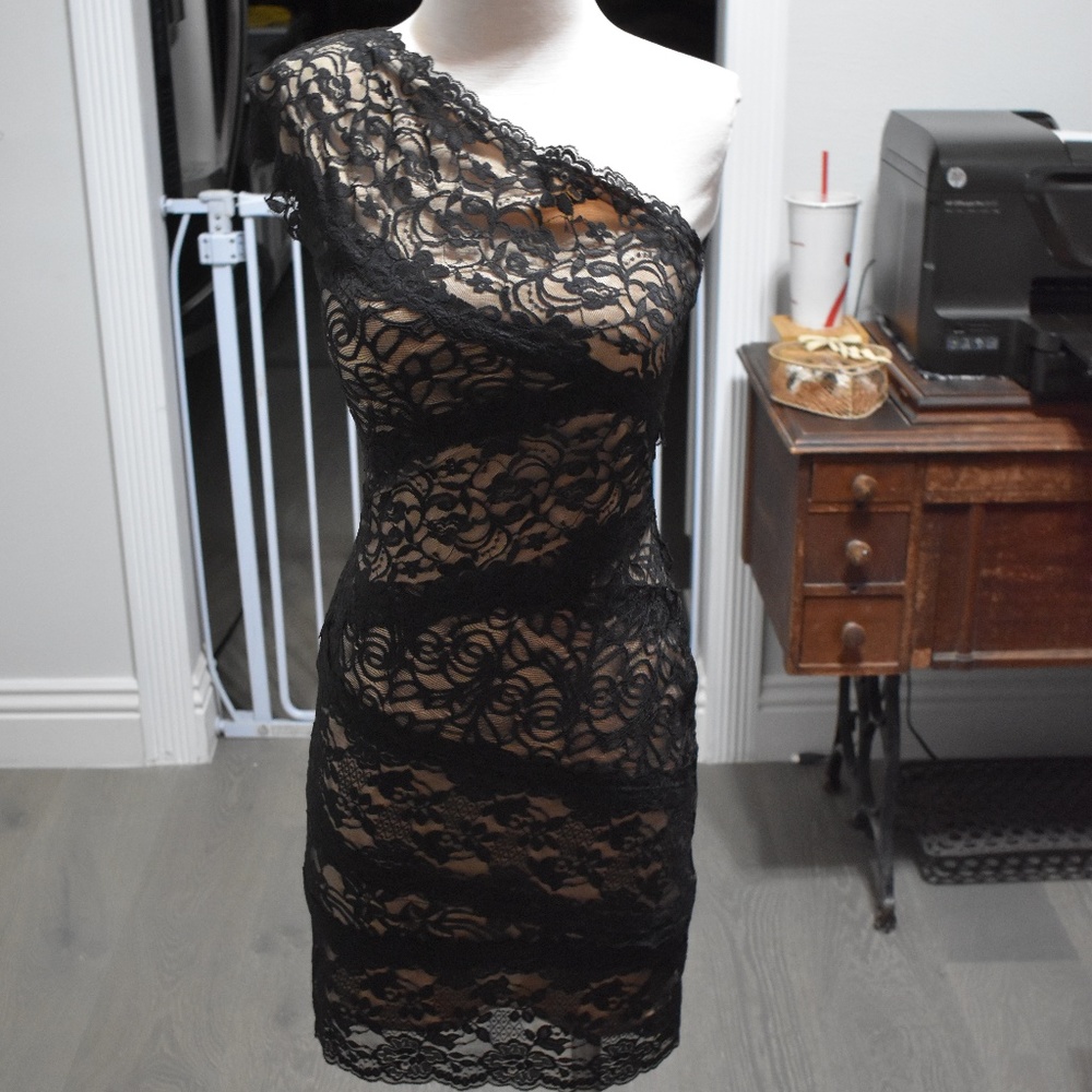 bebe One-Shoulder Fitted Lace Dress